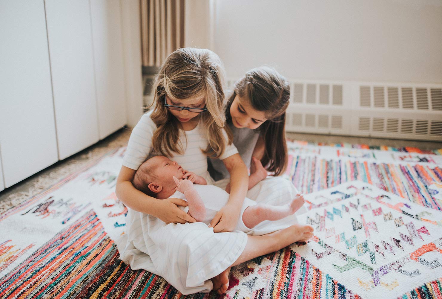 sibling photo ideas sisters with newborn