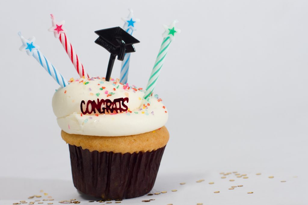 a congratulations graduate cupcake