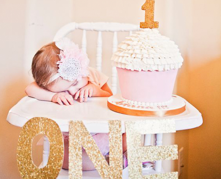 Фотозона для тортов. Фотосессия день рождения 1 год. Декор на годик девочке. Тортик для фотосессии на годик. Фотозона на 1 год девочке.