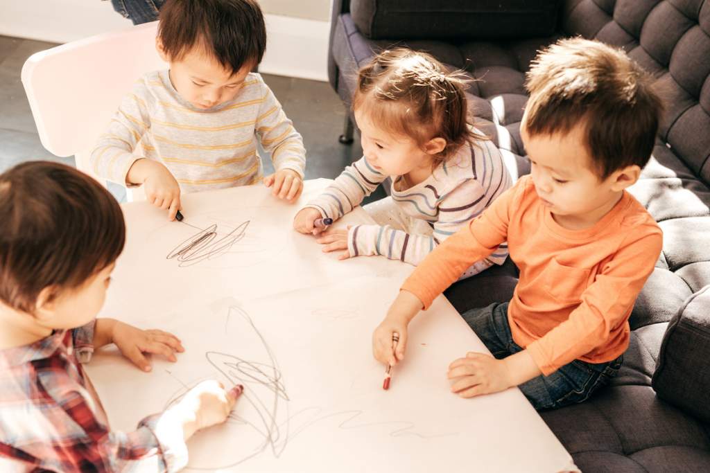 Playdate for toddlers with drawing and paint for playdate ideas