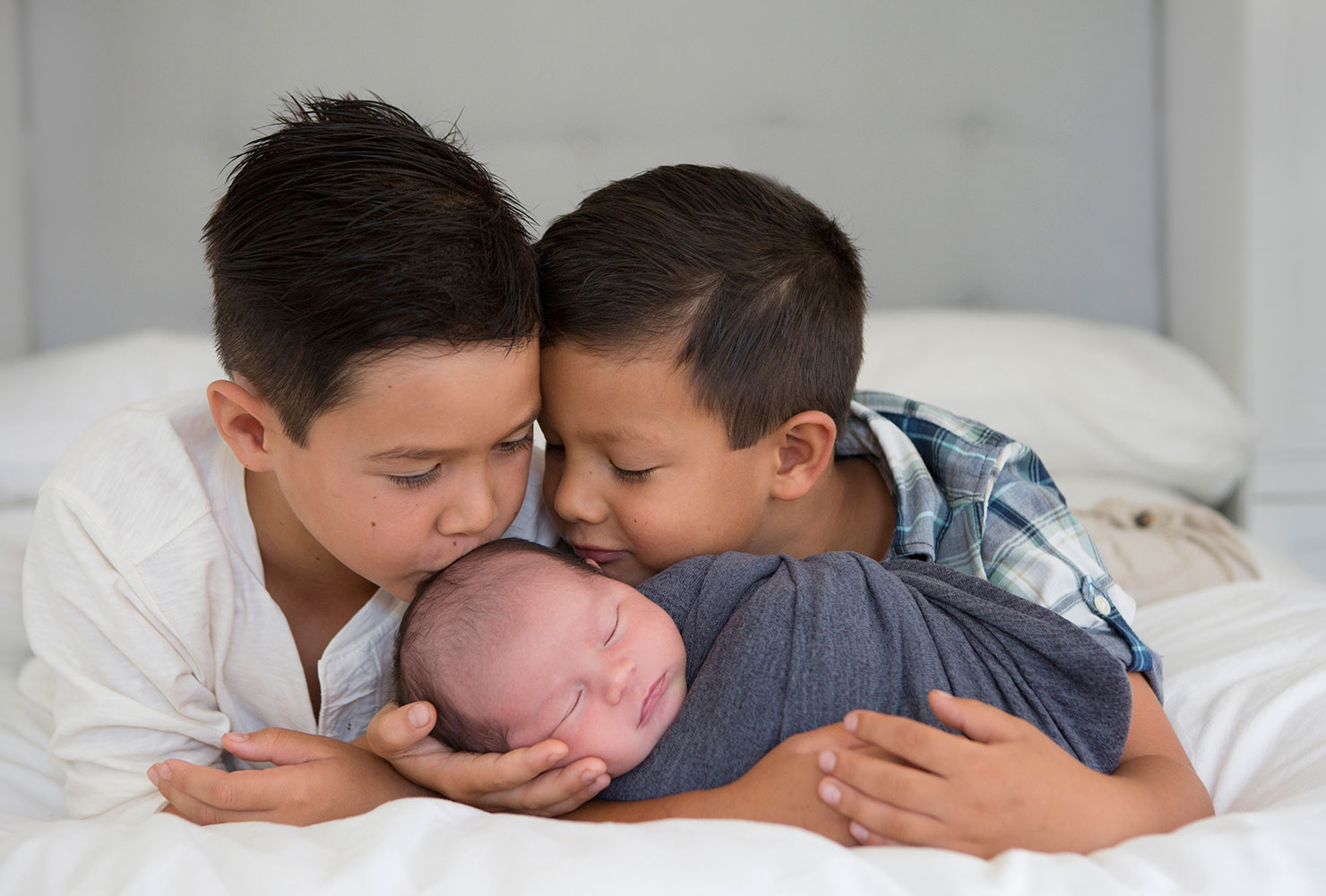 sibling photo ideas boys kissing baby