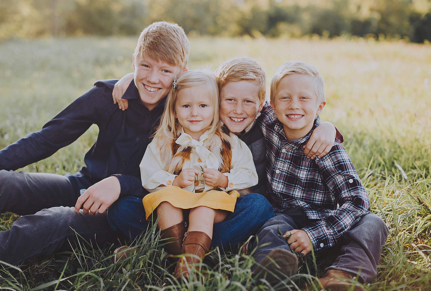 sibling photo ideas fall outfits grass