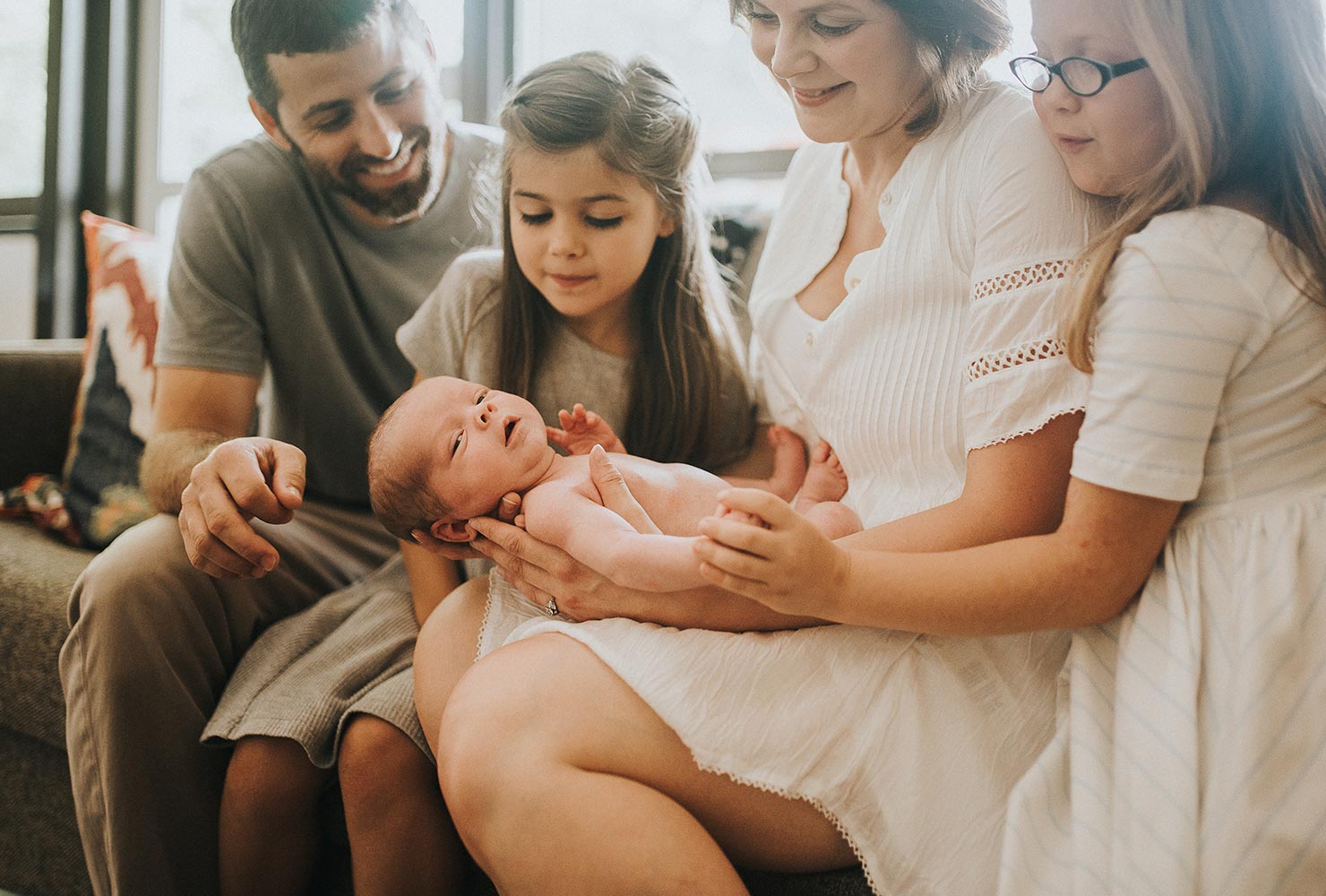 sibling photo ideas family with newborn