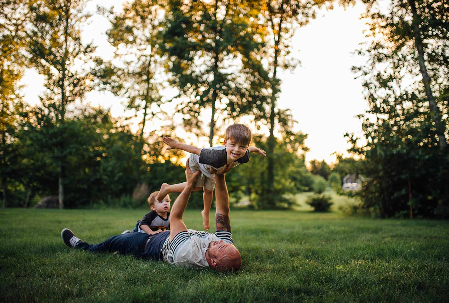sibling photo ideas fun with dad