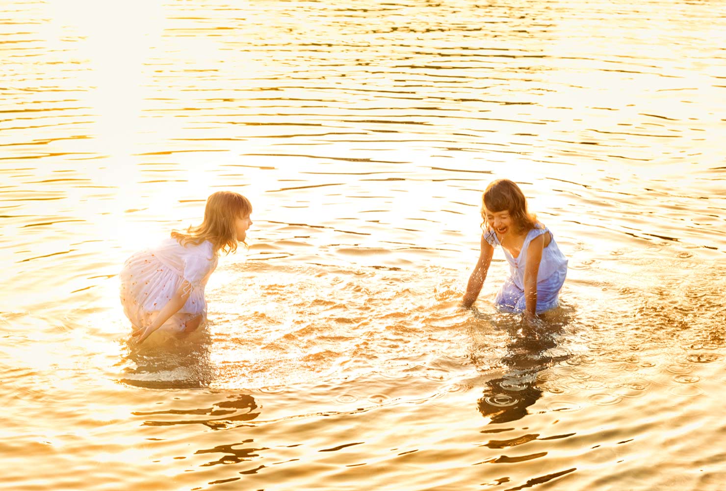 sibling photo ideas golden water