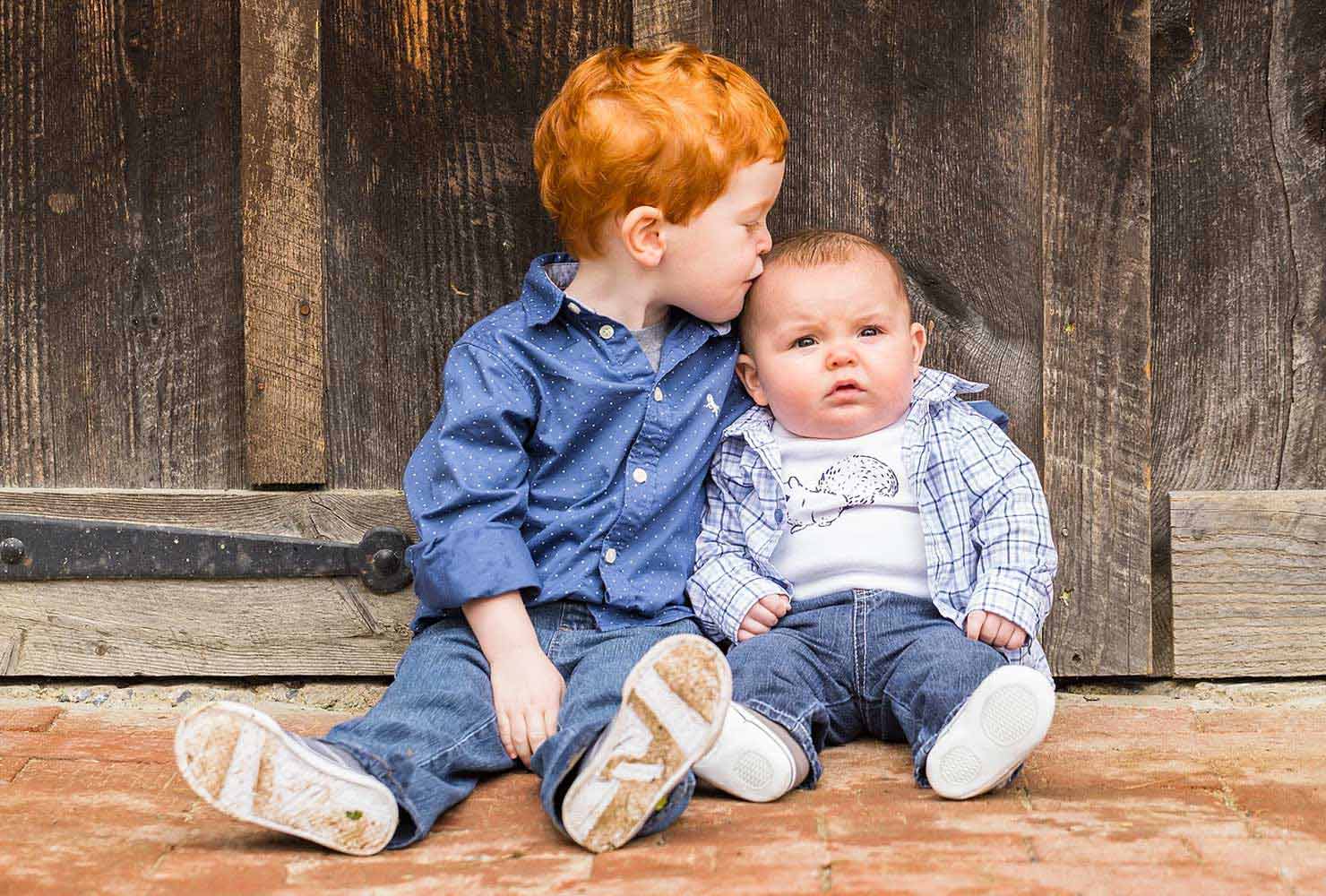 sibling photo ideas head kiss baby