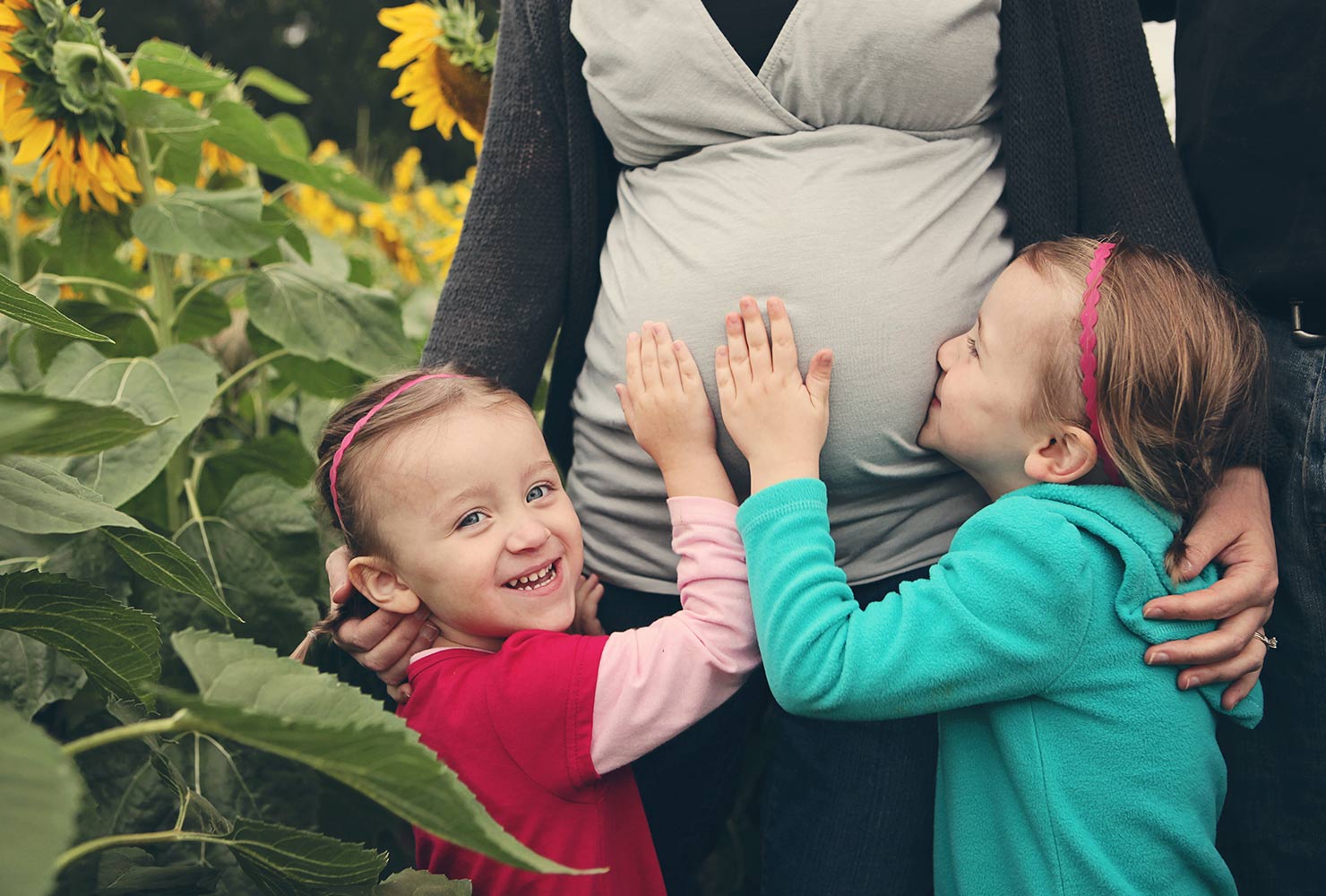 sibling photo ideas holding moms belly
