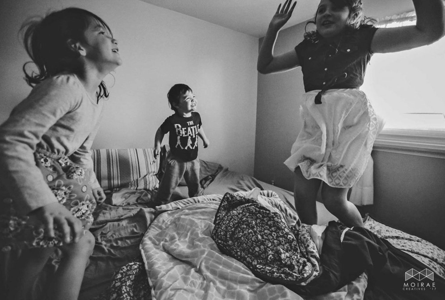 sibling photo ideas jumping on bed