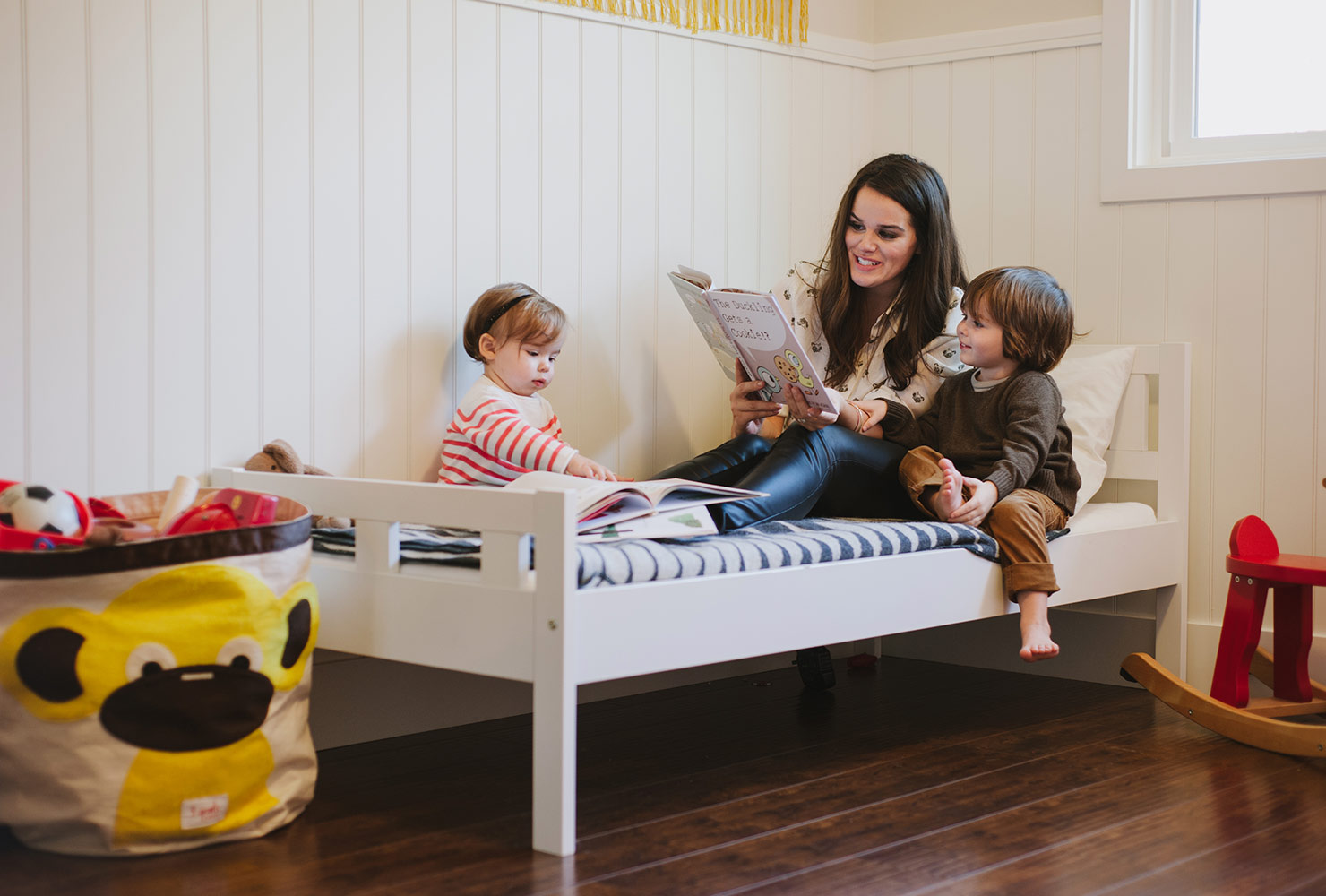 sibling photo ideas mother reading to children