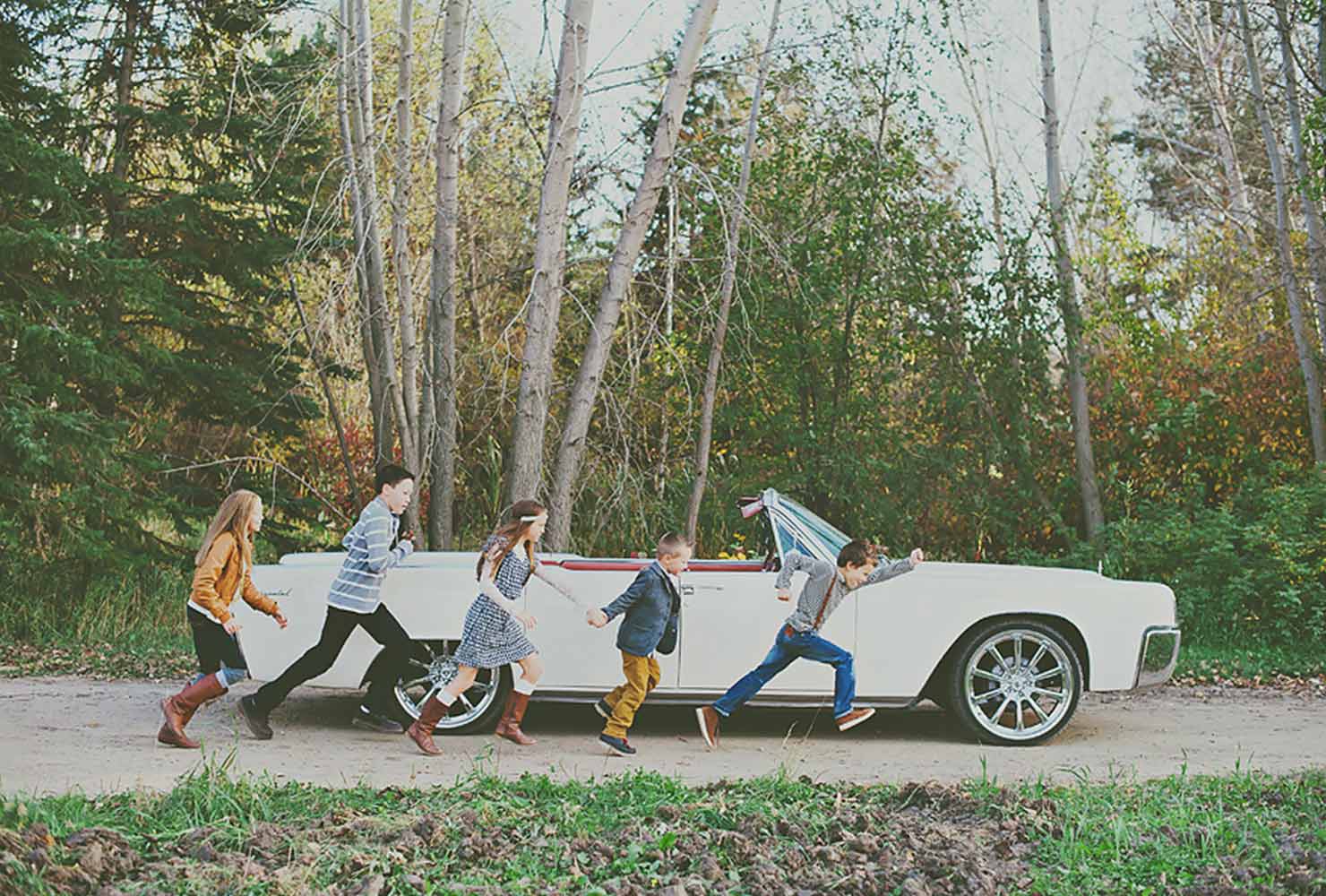 sibling photo ideas running by car