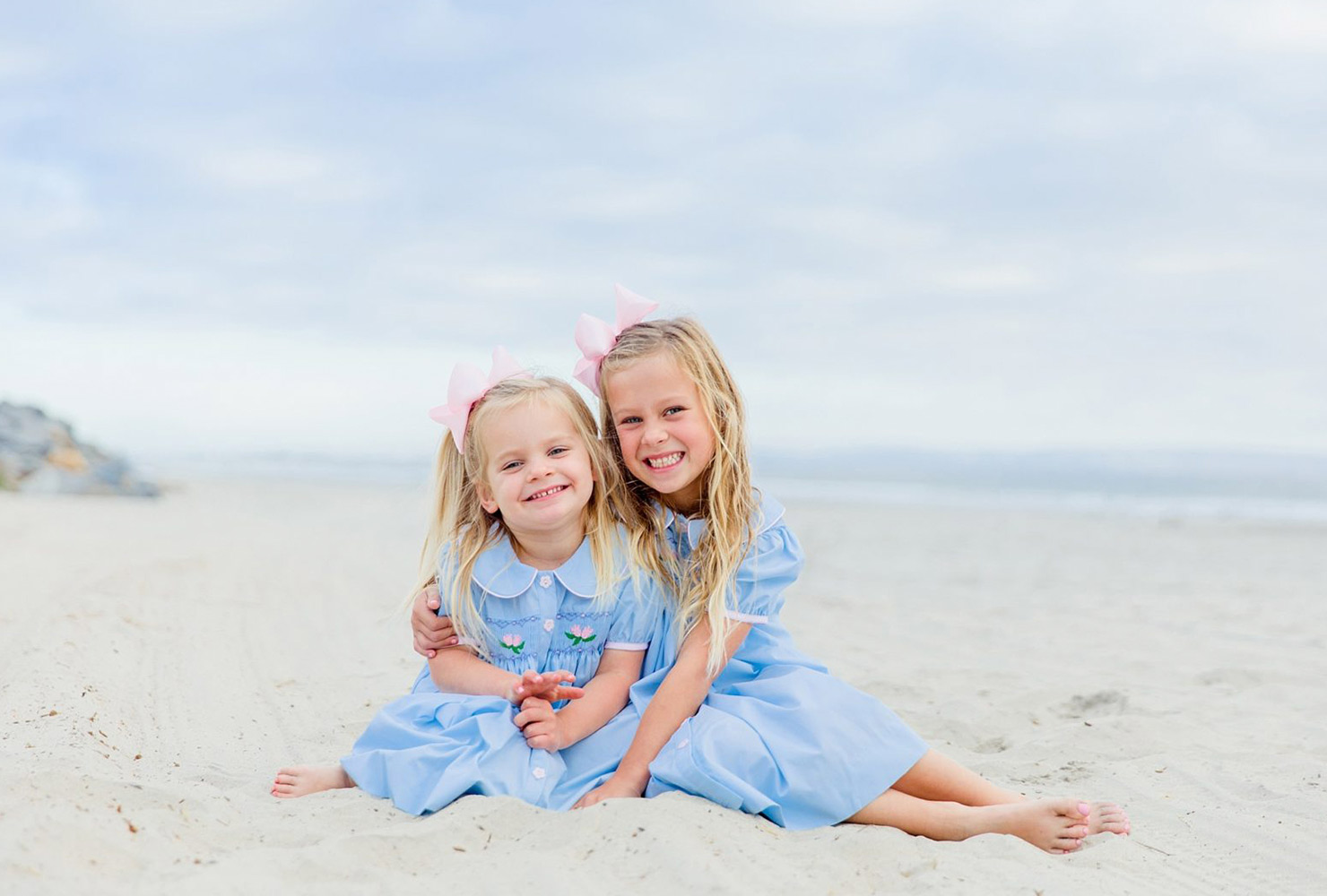 sibling photo ideas sisters beach