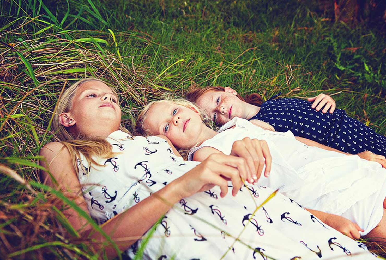 sibling photo ideas sisters in grass