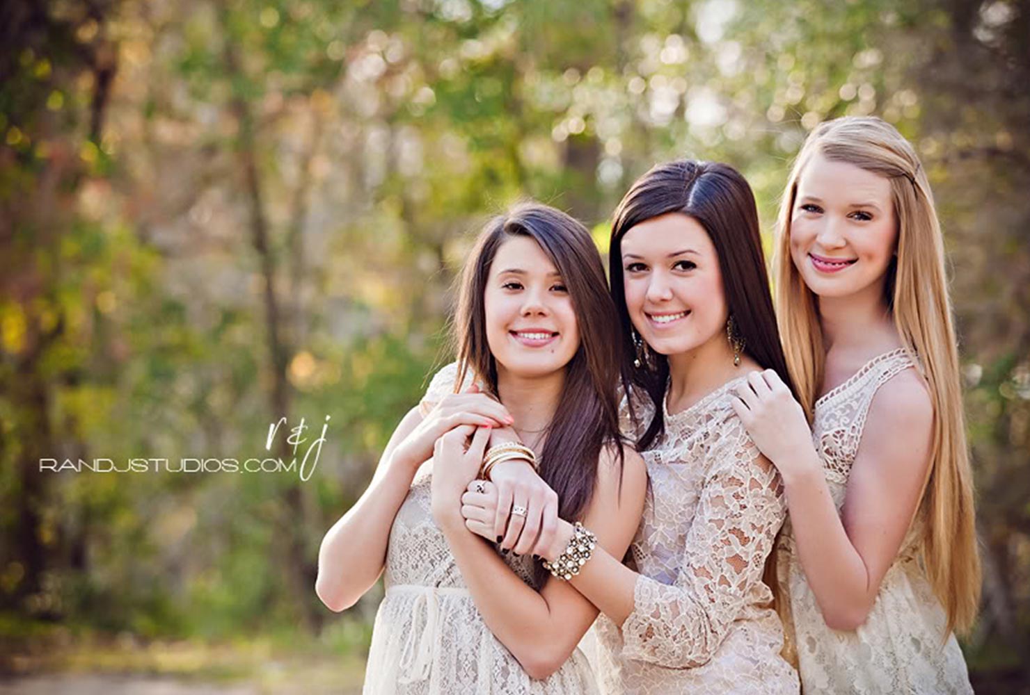 sibling photo ideas sisters matching white