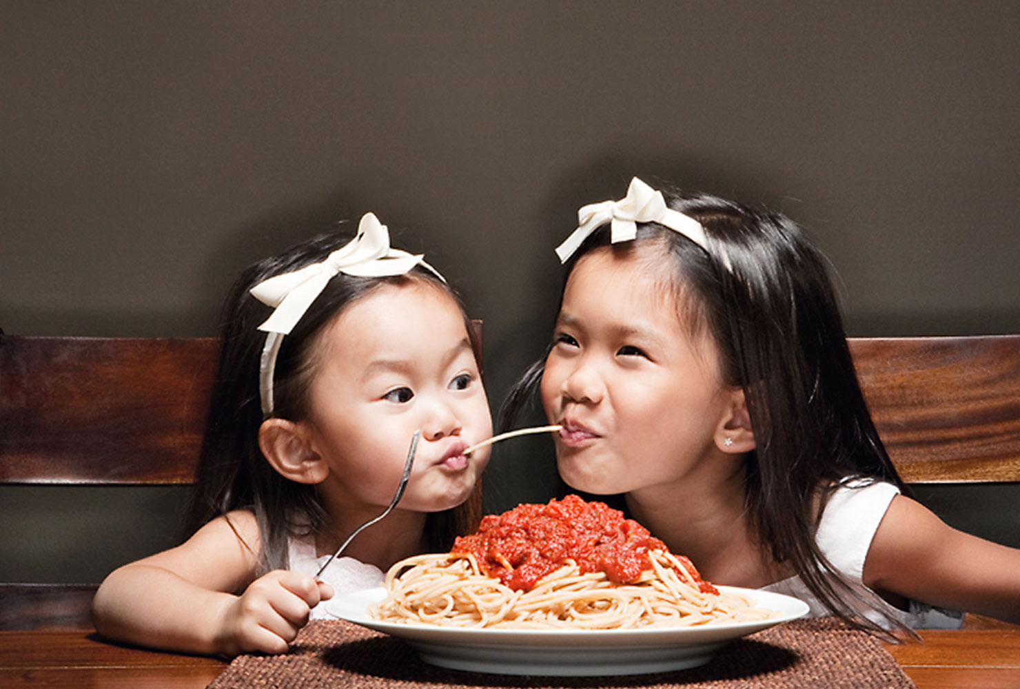 sibling photo ideas spaghetti girls