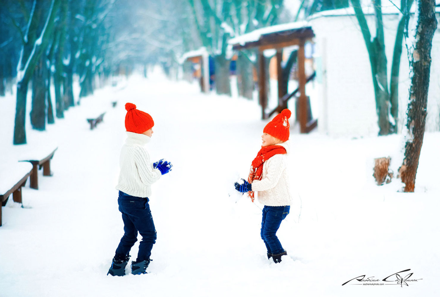 sibling photo ideas winter snowball fight