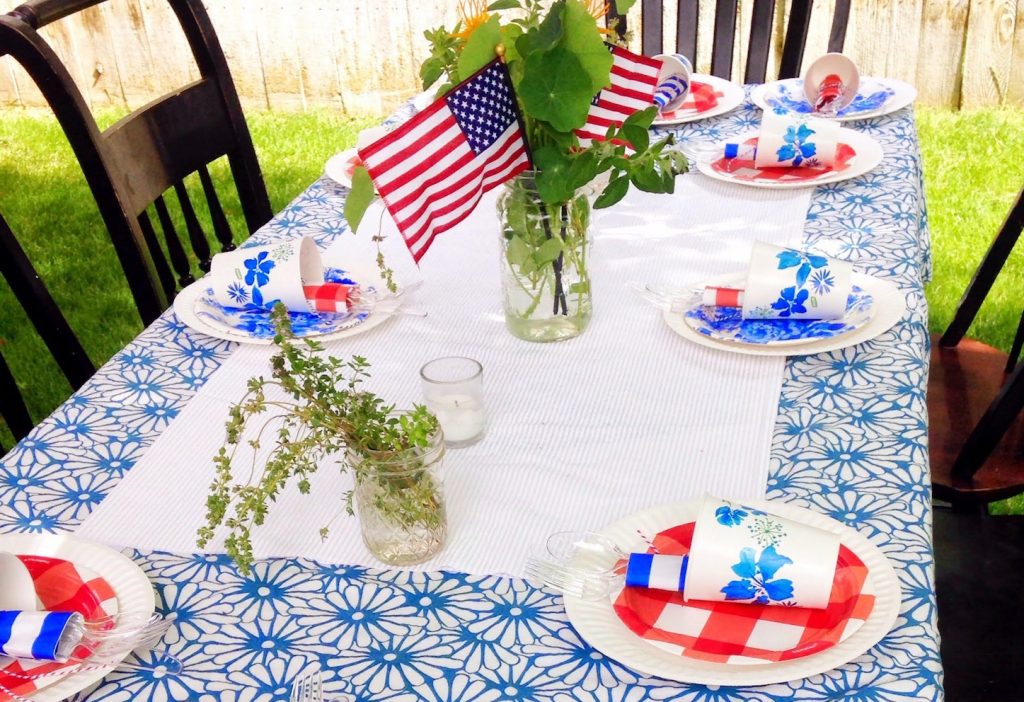 4th of July cookout decoration ideas and table setting.