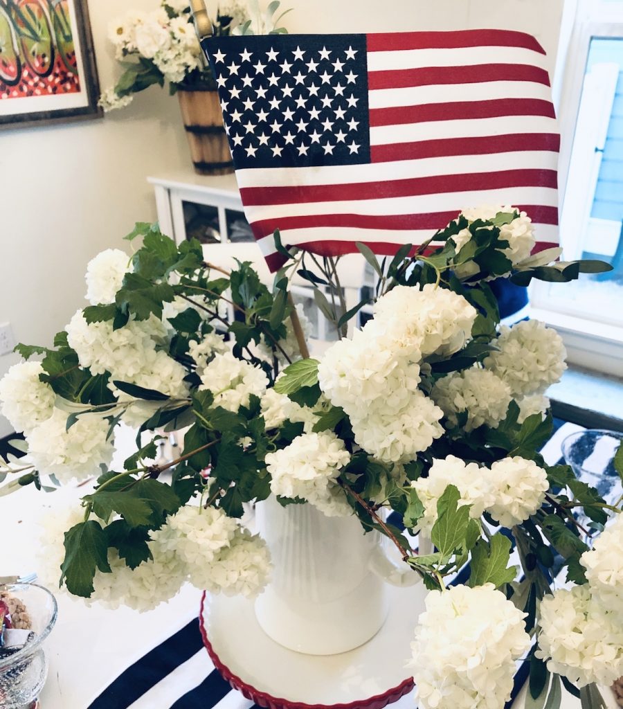 4th of July cookout decoration ideas with centerpiece. 