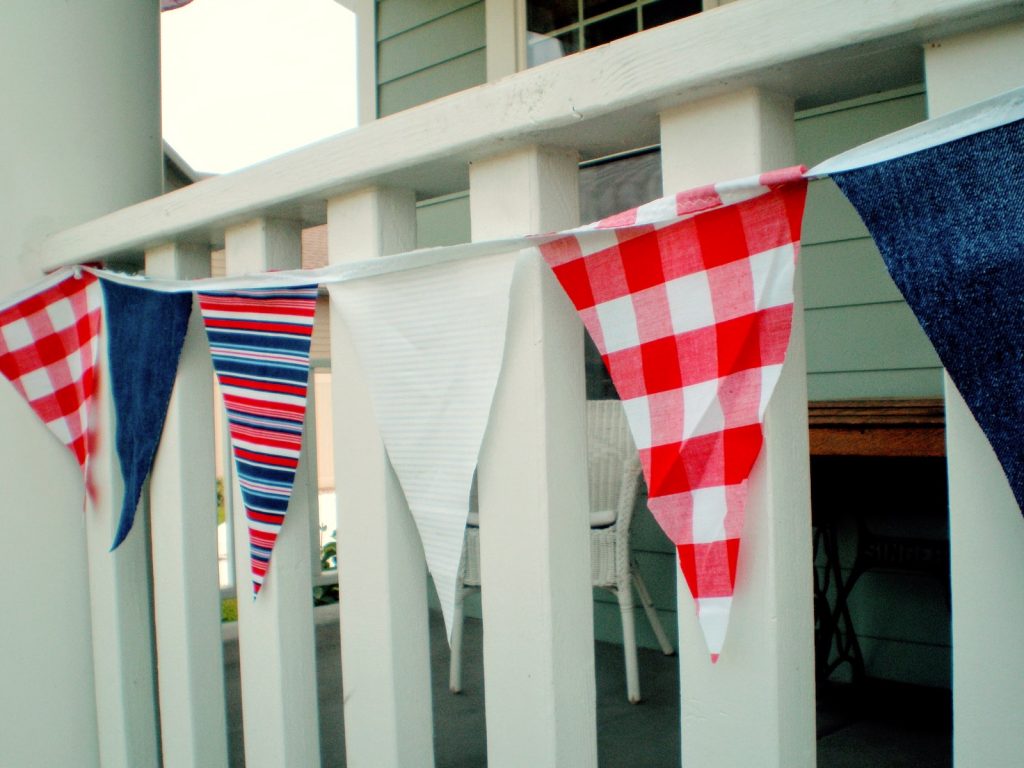 4th of July cookout decoration ideas and flags.