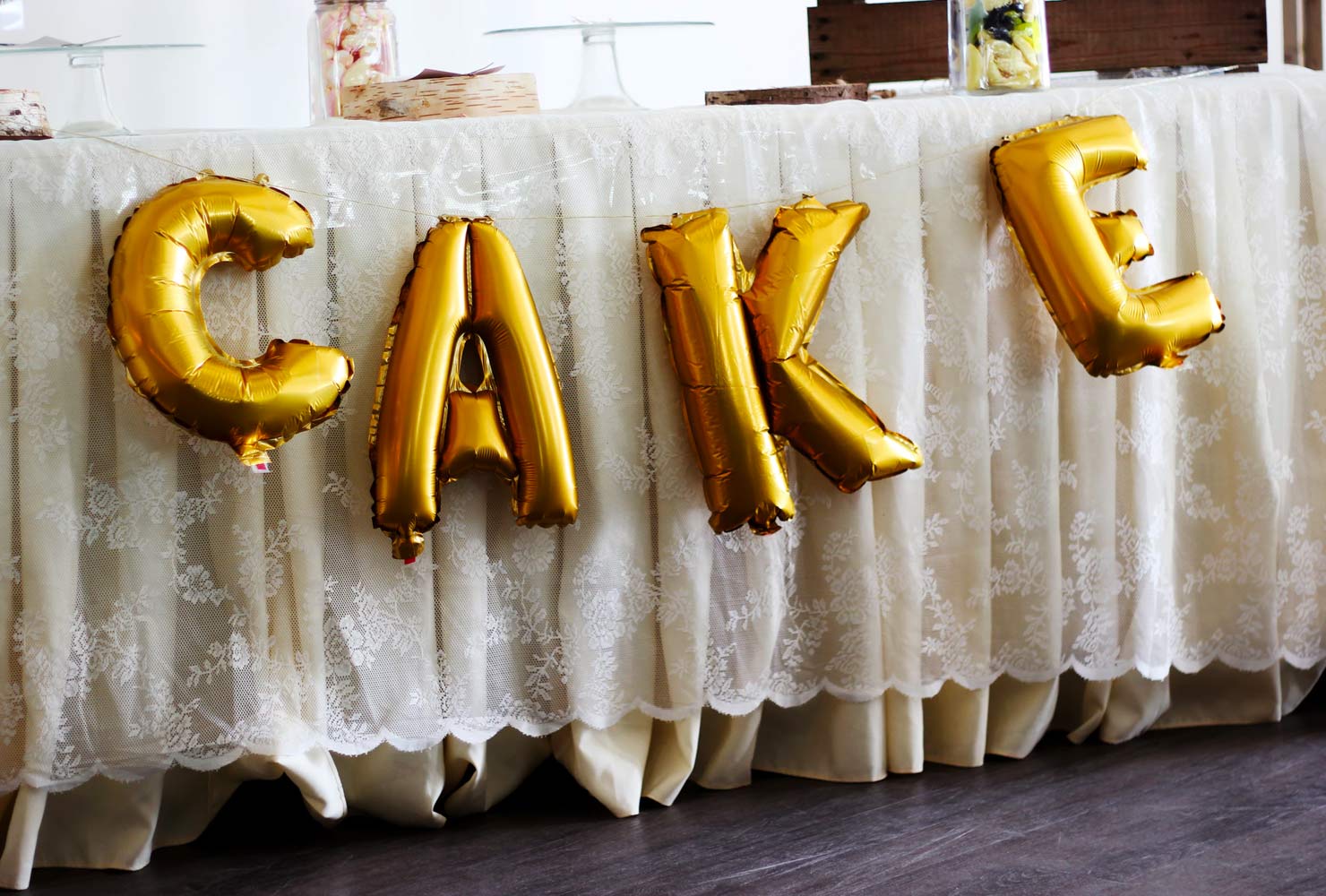 black and gold wedding cake balloons 