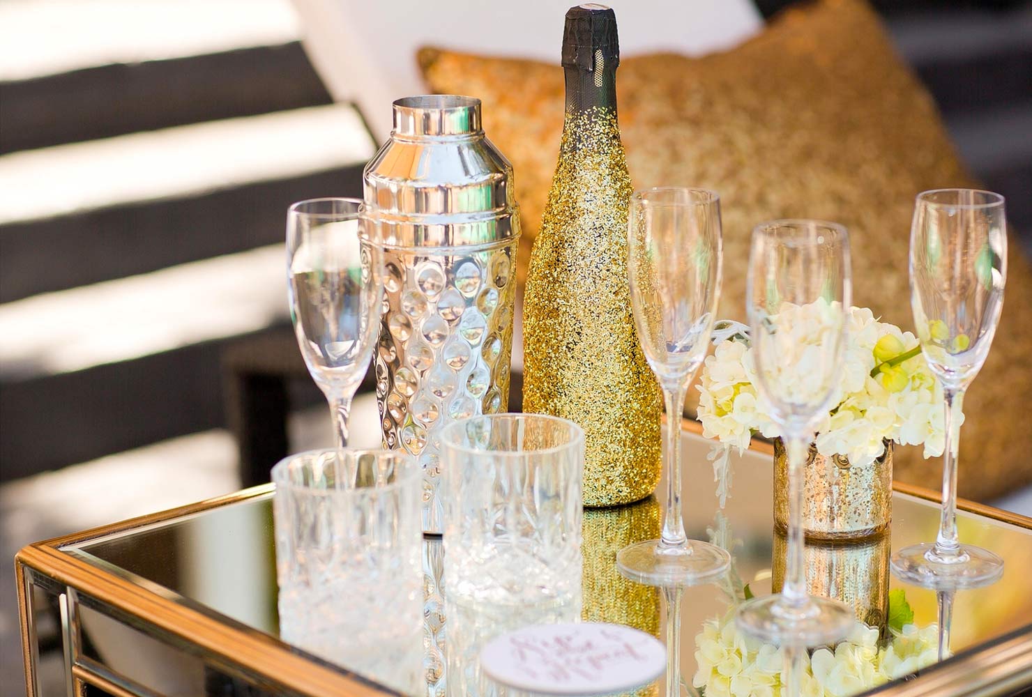 black and gold wedding ideas champagne sparkles 