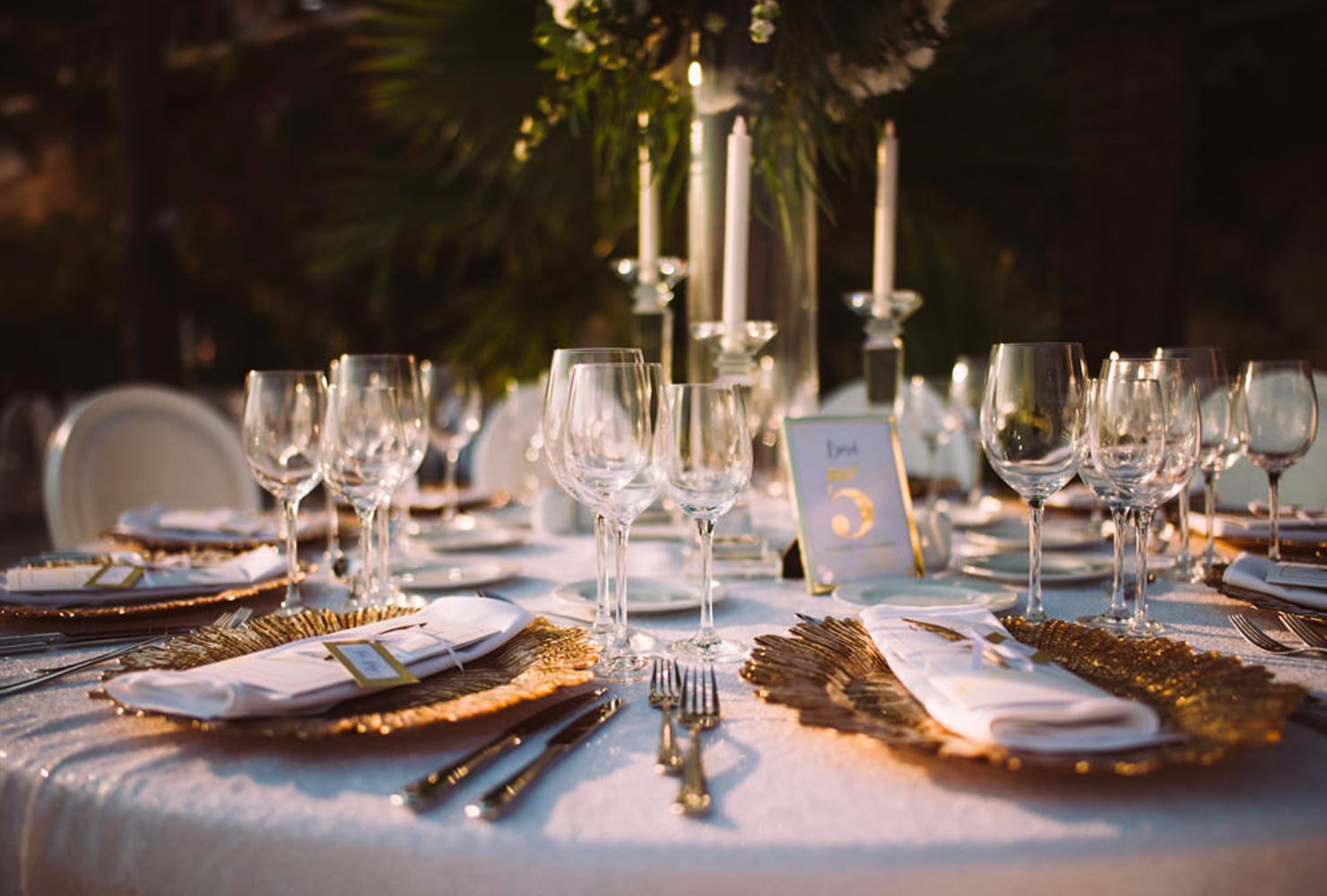 black and gold wedding ideas gold feather plates 