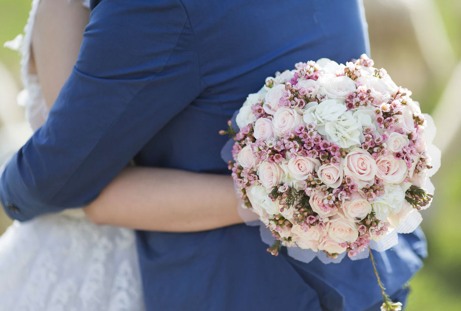 navy blue and coral wedding ideas balanced bouquet